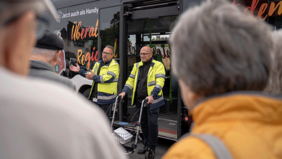 Rollatorentraining zur Nutzung der Busse der infra in Stadeln am Hallenbad